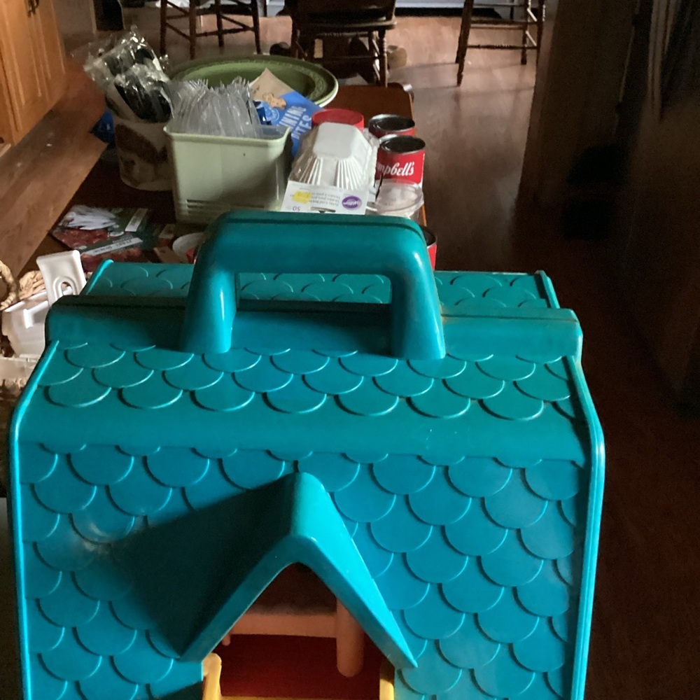 Portable playhouse with carry handles. - Picture 7 of 10